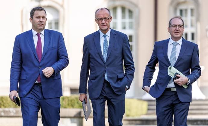 Kabinettsklausur Lars Klingbeil (SPD), Bundesfinanzminister, Bundeskanzler Friedrich Merz (CDU) und Alexander Dobrindt (CSU) Bundesinnenminister, bei einem Statement nach der Kabinettsklausur am 01.10.25 in der Villa Borsig in Berlin. Berlin Berlin Deutschland Villa Borsig *** Cabinet meeting Lars Klingbeil SPD , Federal Minister of Finance, Federal Chancellor Friedrich Merz CDU and Alexander Dobrindt CSU Federal Minister of the Interior, during a statement after the cabinet meeting on 01 10 25 at the Villa Borsig in Berlin Berlin Berlin Germany Villa Borsig