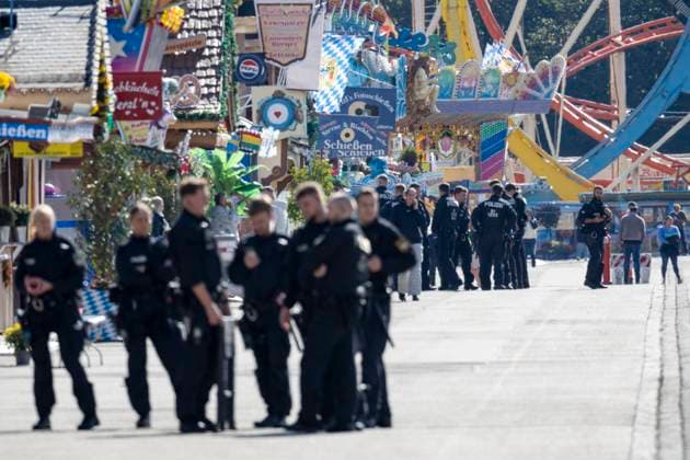 Polizei sucht nach verdächtigen Gegenständen beim Bombenalarm auf der abgesperrten Wiesn Oktoberfest in München Datum: 01.10.2025 *** Police search for suspicious objects during the bomb alarm at the cordoned-off Oktoberfest in Munich Date 01 10 2025