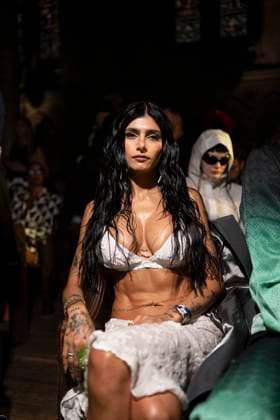 Linfluenceuse Mia Khalifa miakhalifa, Mia K au Front Row au défilé Casablanca Collection Femme Prêt à Porter Printemps Eté 2026 lors de la Fashion Week de Paris PFW , au 23 avenue georges V, à Paris, France, le 1er octobre 2025 Pierre Perusseau Bestimage Front Row Casablanca Womenswear Spring Summer 2026 show as part of Paris Fashion Week on October 01, 2025 in Paris, France Paris France  Copyright: xTizianoxDaxSilvax-xPierrexPerusseaux xBestimagexTizianoxDaxSilvax-xPierrexPerusseaux xBestimagex