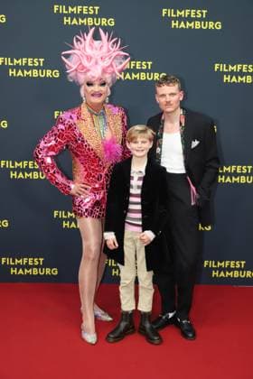 Filmfest Hamburg - Premiere Olivia Olivia Jones (Oliver Knöbel) mit Arian Wegener und Johannes Hegemann Olivia , Filmfest Hamburg, Cinemaxx Dammtor, Hamburg, 29.09.2025 Copyright: xEventpressxBecherx