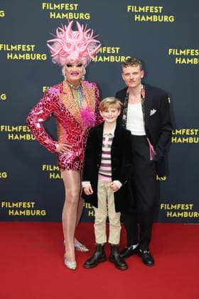 Filmfest Hamburg - Premiere Olivia Olivia Jones (Oliver Knöbel) mit Arian Wegener und Johannes Hegemann Olivia , Filmfest Hamburg, Cinemaxx Dammtor, Hamburg, 29.09.2025 Copyright: xEventpressxBecherx