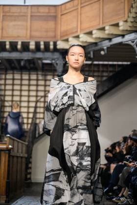 PFW - DE MOO Runway A model walks the runway during the DE MOO Womenswear Spring Summer 2026 show as part of Paris Fashion Week on October 1, 2025 in Paris, France. Photo by Jana Call me J ABACAPRESS.COM Paris Ile de France France  Copyright: xJanaxCallxmexJ ABACAx