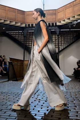 PFW - DE MOO Runway A model walks the runway during the DE MOO Womenswear Spring Summer 2026 show as part of Paris Fashion Week on October 1, 2025 in Paris, France. Photo by Jana Call me J ABACAPRESS.COM Paris Ile de France France  Copyright: xJanaxCallxmexJ ABACAx
