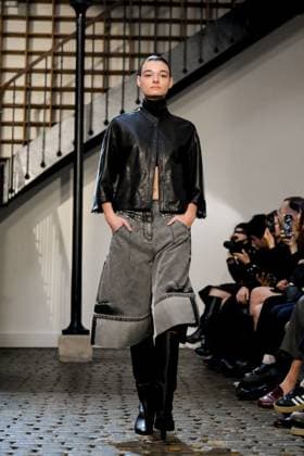 PFW - DE MOO Runway A model walks the runway during the DE MOO Womenswear Spring Summer 2026 show as part of Paris Fashion Week on October 1, 2025 in Paris, France. Photo by Jana Call me J ABACAPRESS.COM Paris Ile de France France  Copyright: xJanaxCallxmexJ ABACAx