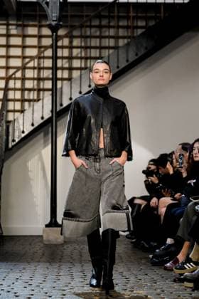 PFW - DE MOO Runway A model walks the runway during the DE MOO Womenswear Spring Summer 2026 show as part of Paris Fashion Week on October 1, 2025 in Paris, France. Photo by Jana Call me J ABACAPRESS.COM Paris Ile de France France  Copyright: xJanaxCallxmexJ ABACAx