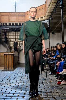 PFW - DE MOO Runway A model walks the runway during the DE MOO Womenswear Spring Summer 2026 show as part of Paris Fashion Week on October 1, 2025 in Paris, France. Photo by Jana Call me J ABACAPRESS.COM Paris Ile de France France  Copyright: xJanaxCallxmexJ ABACAx