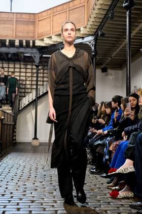 PFW - DE MOO Runway A model walks the runway during the DE MOO Womenswear Spring Summer 2026 show as part of Paris Fashion Week on October 1, 2025 in Paris, France. Photo by Jana Call me J ABACAPRESS.COM Paris Ile de France France  Copyright: xJanaxCallxmexJ ABACAx
