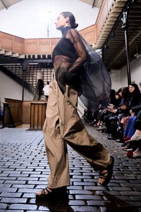 PFW - DE MOO Runway A model walks the runway during the DE MOO Womenswear Spring Summer 2026 show as part of Paris Fashion Week on October 1, 2025 in Paris, France. Photo by Jana Call me J ABACAPRESS.COM Paris Ile de France France  Copyright: xJanaxCallxmexJ ABACAx