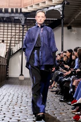 PFW - DE MOO Runway A model walks the runway during the DE MOO Womenswear Spring Summer 2026 show as part of Paris Fashion Week on October 1, 2025 in Paris, France. Photo by Jana Call me J ABACAPRESS.COM Paris Ile de France France  Copyright: xJanaxCallxmexJ ABACAx