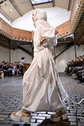 PFW - DE MOO Runway A model walks the runway during the DE MOO Womenswear Spring Summer 2026 show as part of Paris Fashion Week on October 1, 2025 in Paris, France. Photo by Jana Call me J ABACAPRESS.COM Paris Ile de France France  Copyright: xJanaxCallxmexJ ABACAx