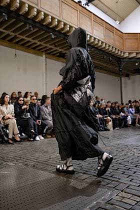 PFW - DE MOO Runway A model walks the runway during the DE MOO Womenswear Spring Summer 2026 show as part of Paris Fashion Week on October 1, 2025 in Paris, France. Photo by Jana Call me J ABACAPRESS.COM Paris Ile de France France  Copyright: xJanaxCallxmexJ ABACAx