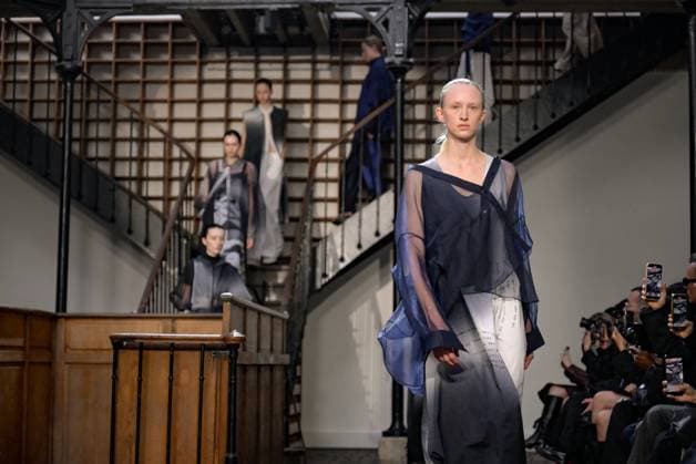 PFW - DE MOO Runway A model walks the runway during the DE MOO Womenswear Spring Summer 2026 show as part of Paris Fashion Week on October 1, 2025 in Paris, France. Photo by Jana Call me J ABACAPRESS.COM Paris Ile de France France  Copyright: xJanaxCallxmexJ ABACAx