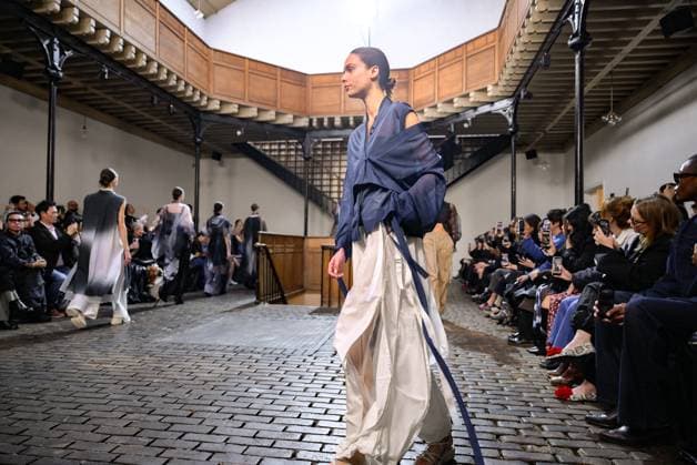 PFW - DE MOO Runway A model walks the runway during the DE MOO Womenswear Spring Summer 2026 show as part of Paris Fashion Week on October 1, 2025 in Paris, France. Photo by Jana Call me J ABACAPRESS.COM Paris Ile de France France  Copyright: xJanaxCallxmexJ ABACAx
