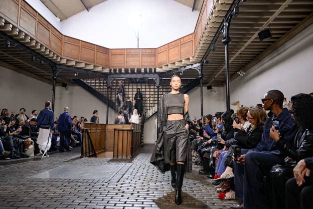 PFW - DE MOO Runway A model walks the runway during the DE MOO Womenswear Spring Summer 2026 show as part of Paris Fashion Week on October 1, 2025 in Paris, France. Photo by Jana Call me J ABACAPRESS.COM Paris Ile de France France  Copyright: xJanaxCallxmexJ ABACAx
