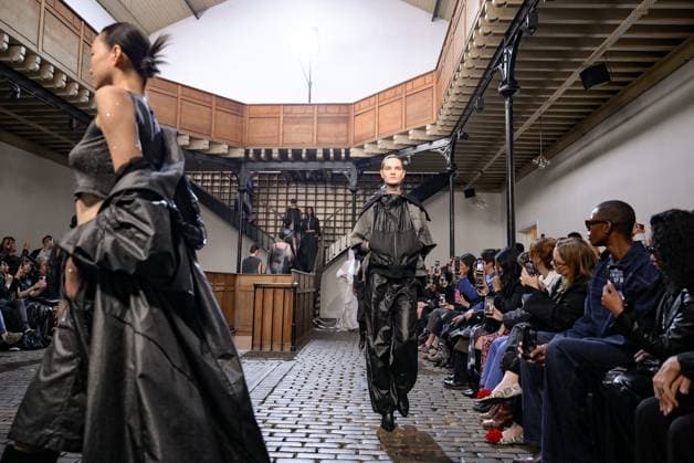 PFW - DE MOO Runway A model walks the runway during the DE MOO Womenswear Spring Summer 2026 show as part of Paris Fashion Week on October 1, 2025 in Paris, France. Photo by Jana Call me J ABACAPRESS.COM Paris Ile de France France  Copyright: xJanaxCallxmexJ ABACAx