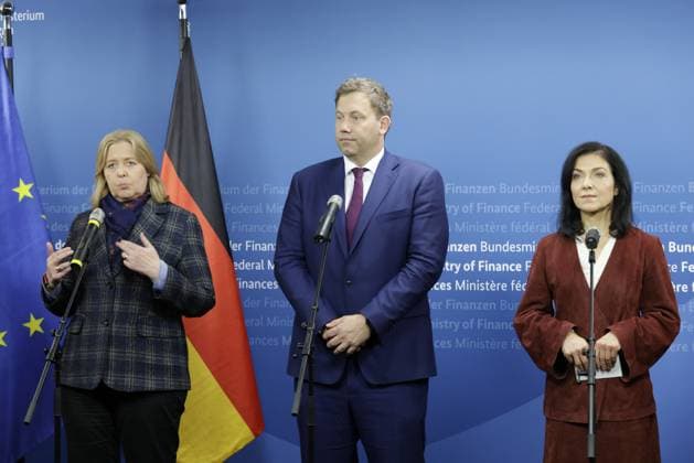 Bundesarbeitsministerin Bärbel Bas, Bundesfinanzminister Lars Klingbeil, Bundeswirtschaftsministerin Katherina Reiche, Deutschland, Berlin, Auftaktstatement von Bundesfinanzminister Lars Klingbeil, Bundeswirtschaftsministerin Katherina Reiche, Bundesarbeitsministerin Bärbel Bas, der Vorsitzenden des Deutschen Gewerkschaftsbundes, Yasmin Fahimi, und dem 2. Vorsitzenden der IG Metall, Jürgen Kerner, Thema:Stahlgespräch mit Betriebsräten und Gewerkschaften *** Federal Minister of Labor Bärbel Bas, Federal Minister of Finance Lars Klingbeil, Federal Minister of Economics Katherina Reiche, Germany, Berlin, Opening statement by Federal Minister of Finance Lars Klingbeil, Federal Minister of Economics Katherina Reiche, Federal Minister of Labor B