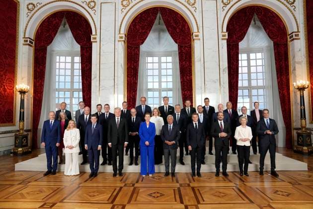 EU Summit: Family photo The EU s top leaders take a group photo in the Danish parliament at Christiansborg Castle in Copenhagen on Wednesday, October 1, 2025. Denmark is hosting an informal summit for the EU s heads of state and government at Christiansborg on Wednesday and Thursday. Here, the President of the European Council, the President of the EU Commission, the EU s foreign affairs chief, the President of the European Parliament, and heads of state and government from the 27 EU countries participate. The Ukrainian president participates via video link. (Photo: Thomas Traasdahl Scanpix 2025) , Copenhagen Denmark *** EU Summit Family photo The EU s top leaders take a group photo in the Danish parliament at Christiansborg Castle in Cop  Copyright: ThomasxTraasdahlx spdk20251001-184528-L