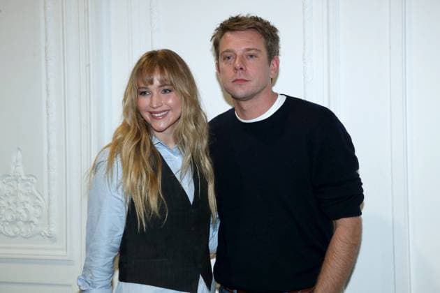 Jennifer Lawrence and J W Anderson at the Greeting of the Christian Dior Womenswear Collection Prêt à Porter Spring Summer 2026 show as part of Paris Fashion Week PFW , in the Jardin des Tuileries, in Paris, France, October 1st, 2025 Bertrand Rindoff Bestimage Greeting Christian Dior Womenswear Spring Summer 2026 show as part of Paris Fashion Week on October 1st, 2025 in Paris, France Paris France  Copyright: xBERTRANDxRINDOFFxPETROFFx xBESTIMAGExBERTRANDxRINDOFFxPETROFFx xBESTIMAGEx