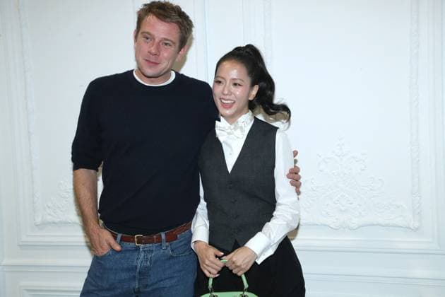 J W Anderson et Kim Jisoo au Greeting du défilé Christian Dior Collection Femme Prêt à Porter Printemps Eté 2026 lors de la Fashion Week de Paris PFW , dans le Jardin des Tuileries, à Paris, France, le 1er octobre 2025 Bertrand Rindoff Bestimage Greeting Christian Dior Womenswear Spring Summer 2026 show as part of Paris Fashion Week on October 1st, 2025 in Paris, France Paris France  Copyright: xBertrandxRindoff BestimagexBertrandxRindoff Bestimagex