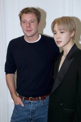 J W Anderson and Jimin at the Greeting of the Christian Dior Womenswear Collection Prêt à Porter Spring Summer 2026 show as part of Paris Fashion Week PFW , in the Jardin des Tuileries, in Paris, France, October 1st, 2025 Bertrand Rindoff Bestimage Greeting Christian Dior Womenswear Spring Summer 2026 show as part of Paris Fashion Week on October 1st, 2025 in Paris, France Paris France  Copyright: xBertrandxRindoff BestimagexBertrandxRindoff Bestimagex