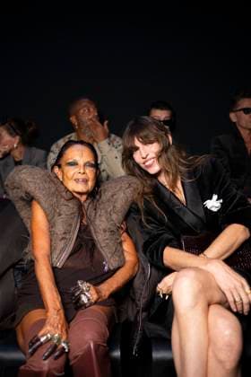 Michèle Lamy et Lou Doillon au Front Row au défilé Tom Ford Collection Femme Prêt à Porter Printemps Eté 2026 lors de la Fashion Week de Paris PFW , Place Vendôme, à Paris, France, le 1er octobre 2025 Pierre Perusseau Bestimage Front Row Tom Ford fashion show as part of Spring Summer 2026 Paris Fashion Week on October 01, 2025 in Paris, France Paris France  Copyright: xTizianoxDaxSilvax-xPierrexPerusseaux xBestimagexTizianoxDaxSilvax-xPierrexPerusseaux xBestimagex