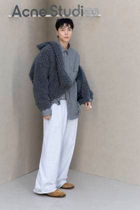 Johnny Suh - Photo Call of Acne Studio Fashion Show, Spring Summer 2026 Collection as part of Paris Fashion Week, France, October 1st, 2025 Olivier Borde Bestimage Photo Call of Acne Studio Fashion Show, Spring Summer 2026 Collection as part of Paris Fashion Week, France, October 1st, 2025 Paris France  Copyright: xOLIVIERxBORDEx xBESTIMAGExOLIVIERxBORDEx xBESTIMAGEx