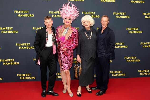 Johannes Hegemann, Olivia Jones, Lilo Wanders und Stephan Kampwirth bei der Premiere des Fernsehfilms Olivia auf dem 33. Filmfest Hamburg 2025 im Cinemaxx Dammtor. Hamburg, 29.09.2025