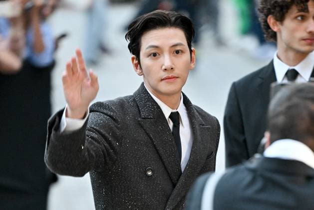 PFW Tom Ford Outside Arrivals Ji Chang-wook arriving at Tom Ford Show during Paris Fashion Week in Paris, France on October 1, 2025. Photo by Julien Reynaud APS-Medias ABACAPRESS.COM Paris France  Copyright: xReynaudxJulien APS-Medias ABACAx