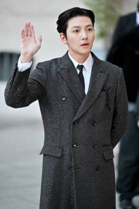 PFW Tom Ford Outside Arrivals Ji Chang-wook arriving at Tom Ford Show during Paris Fashion Week in Paris, France on October 1, 2025. Photo by Julien Reynaud APS-Medias ABACAPRESS.COM Paris France  Copyright: xReynaudxJulien APS-Medias ABACAx