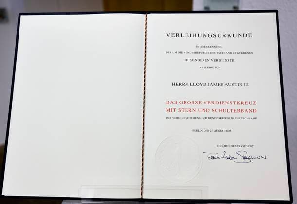 Boris Pistorius + Lloyd Austin EUR, Deutschland, Berlin, 01.10.2025: Bundesminister der Verteidigung Boris Pistorius (SPD) empfängt den ehemaligen Verteidigungsminister der Vereinigten Staaten von Amerika Lloyd Austin. Lloyd James Austin III erhält den Verdienstorden der Bundesrepublik Deutschland. Als Anerkennung für sein außerordentliches persönliches Engagement für die deutsch-amerikanische Freundschaft und die nachhaltige Stärkung der bilateralen verteidigungs- und militärpolitischen Zusammenarbeit. *** Boris Pistorius Lloyd Austin EUR, Germany, Berlin, 01 10 2025 Federal Minister of Defense Boris Pistorius SPD receives the former Secretary of Defense of the United States of America Lloyd Austin Lloyd James Austin III receives t