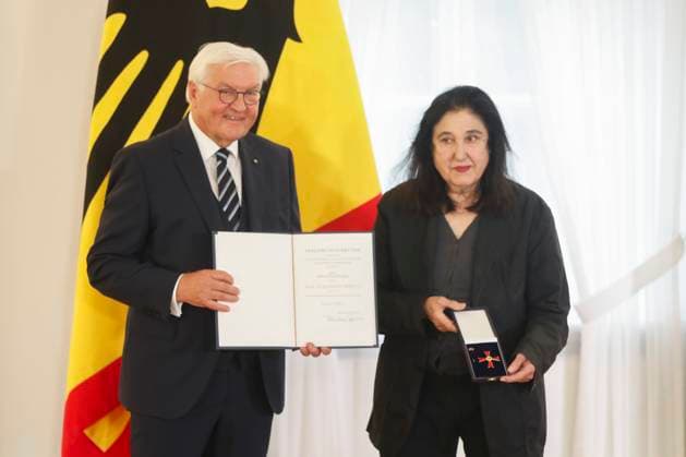 Ordensverleihung zum Tag der Deutschen Einheit 2025 Berlin, 01.10.2025 Bundespräsident Frank Walter Steinmeier und Emine Sevgi Özdamar, Berlin bei der Ordensverleihung des Verdienstordens der Bundesrepublik Deutschland zum Tag der Deutschen Einheit 2025 in Berlin Berlin *** Award ceremony on the occasion of the Day of German Unity 2025 Berlin, 01 10 2025 Federal President Frank Walter Steinmeier and Emine Sevgi Özdamar, Berlin at the award ceremony of the Order of Merit of the Federal Republic of Germany on the occasion of the Day of German Unity 2025 in Berlin Berlin Copyright: xMatthiasxGränzdörferx