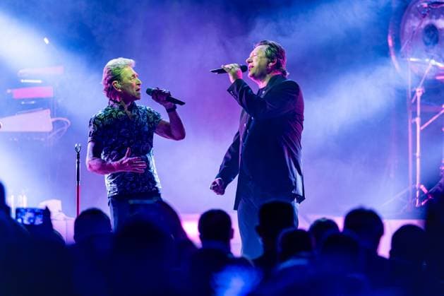 01.10.2025, GER, News Politik Kultur Veranstaltung, Tag der Deutschen Einheit 2025 - Festkonzert Ueber sieben Bruecken musst du gehn Peter Maffay singt gemeinsam mit Karat Ueber sieben Bruecken musst du gehn 99867 Gotha Stadthalle Thüringen Deutschland *** 01 10 2025, GER, News Politics Culture Event, Tag der Deutschen Einheit 2025 Festkonzert Ueber sieben Bruecken musst du gehn Peter Maffay sings together with Karat Ueber sieben Bruecken musst du gehn 99867 Gotha Stadthalle Thüringen Germany