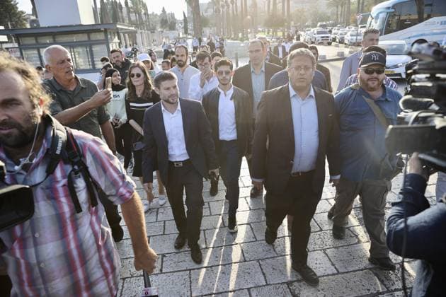 Israeli far-right deputies visit Damascus Gate JERUSALEM - OCTOBER 20: Israeli ultra right-wing MPs Itamar Ben-Gvir (2nd R) and Bezalel Smotrich (2nd L) arrive at the Damascus Gate, where the events took place for about a week, under the protection of many Israeli police in Jerusalem on October 20, 2021. Kudüs Palestinian Territory, Occupied. Editorial use only. Please get in touch for any other usage.  Copyright: x2025xAnadoluxMostafaxAlkharoufx