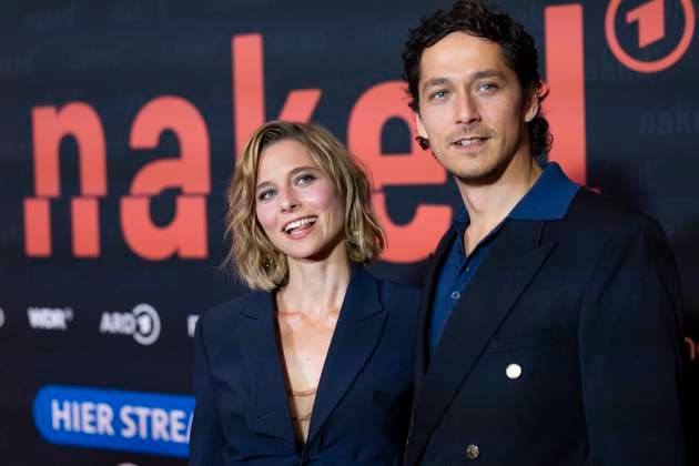 Schauspielerin Svenja JUNG (li.) und Schauspieler Noah SAAVEDRA (re.), Portraet, Portrait, Halbfigur, Lachen, froehlich, bei der Premiere der ARD WDR TV-Serie ,naked, im Filmpalast Koeln, am 01.10.2025.
