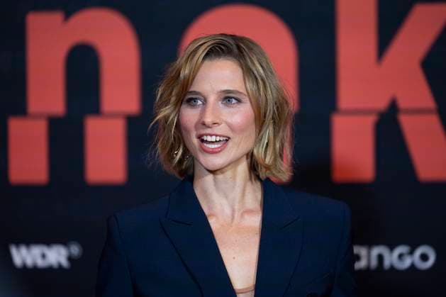 Schauspielerin Svenja JUNG (mi.), Portraet, Portrait, Lachen, froehlich, bei der Premiere der ARD WDR TV-Serie ,naked, im Filmpalast Koeln, am 01.10.2025.