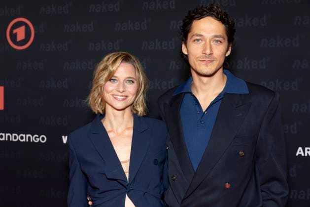 Schauspielerin Svenja JUNG (li.) mit Schauspieler Noah SAAVEDRA (re.), Portraet, Portrait, Halbfigur, freundlich, froehlich, Lachen, bei der Premiere der ARD WDR TV-Serie ,naked, im Filmpalast Koeln, am 01.10.2025.