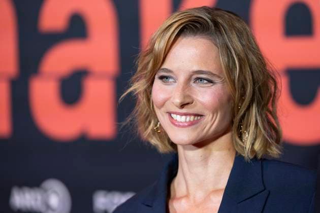 Schauspielerin Svenja JUNG (mi.), Portraet, Portrait, freundlich, froehlich, Lachen, bei der Premiere der ARD WDR TV-Serie ,naked, im Filmpalast Koeln, am 01.10.2025.