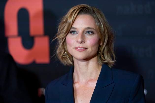 Schauspielerin Svenja JUNG (mi.), Portraet, Portrait, freundlich, froehlich, Lachen, bei der Premiere der ARD WDR TV-Serie ,naked, im Filmpalast Koeln, am 01.10.2025.