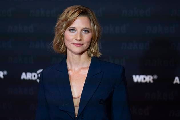 Schauspielerin Svenja JUNG (mi.), Portraet, Portrait, freundlich, bei der Premiere der ARD WDR TV-Serie ,naked, im Filmpalast Koeln, am 01.10.2025.