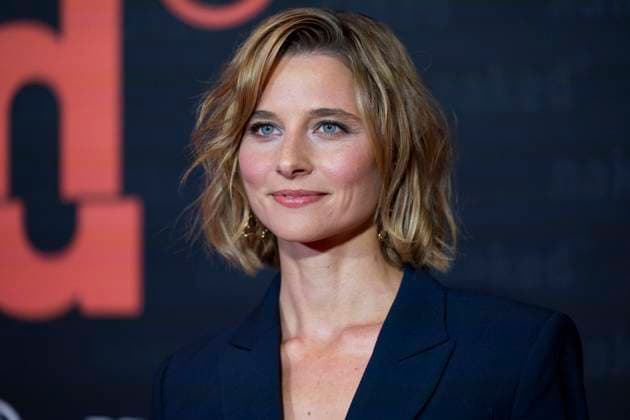 Schauspielerin Svenja JUNG (mi.), Portraet, Portrait, freundlich, Lachen, bei der Premiere der ARD WDR TV-Serie ,naked, im Filmpalast Koeln, am 01.10.2025.