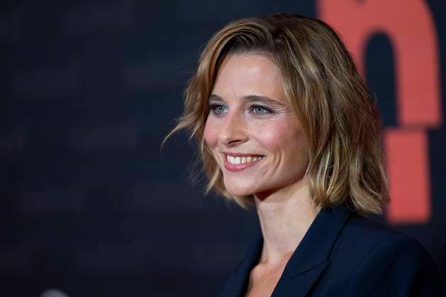 Schauspielerin Svenja JUNG (mi.), Portraet, Portrait, freundlich, bei der Premiere der ARD WDR TV-Serie ,naked, im Filmpalast Koeln, am 01.10.2025.