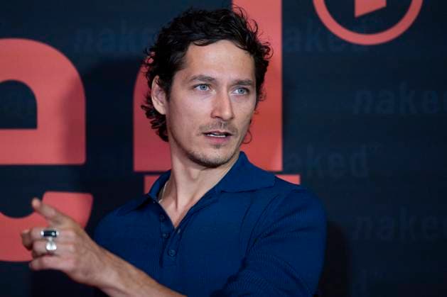 Schauspieler Noah SAAVEDRA (mi.), Portraet, Portrait, freundlich, aufmerksam, bei der Premiere der ARD WDR TV-Serie ,naked, im Filmpalast Koeln, am 01.10.2025.