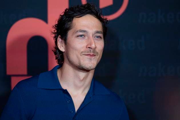 Schauspieler Noah SAAVEDRA (mi.), Portraet, Portrait, freundlich, Lachen, bei der Premiere der ARD WDR TV-Serie ,naked, im Filmpalast Koeln, am 01.10.2025.