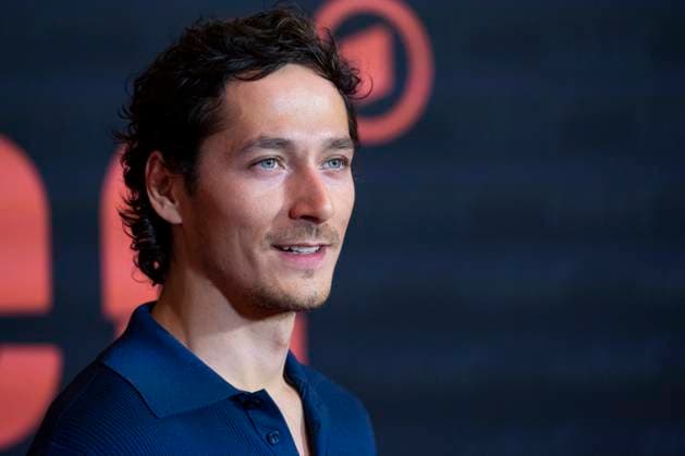 Schauspieler Noah SAAVEDRA (mi.), Portraet, Portrait, freundlich, Lachen, bei der Premiere der ARD WDR TV-Serie ,naked, im Filmpalast Koeln, am 01.10.2025.