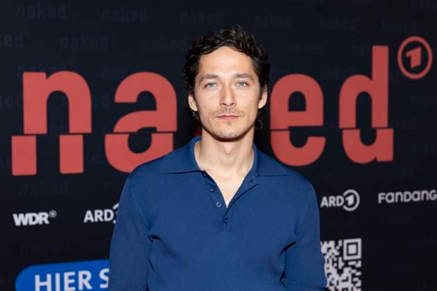 Schauspieler Noah SAAVEDRA (mi.), Portraet, Portrait, Halbfigur, freundlich, Lachen, bei der Premiere der ARD WDR TV-Serie ,naked, im Filmpalast Koeln, am 01.10.2025.