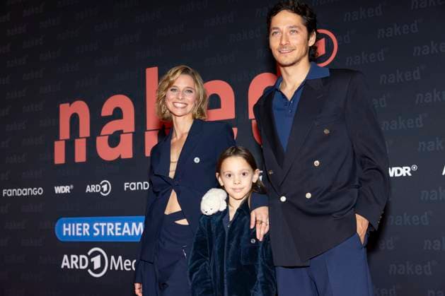 Schauspielerin Svenja JUNG (li.) mit Schauspieler Noah SAAVEDRA (re.) und Schauspieler Thore ANKER (mi.), Portraet, Portrait, Halbfigur, freundlich, Lachen, bei der Premiere der ARD WDR TV-Serie ,naked, im Filmpalast Koeln, am 01.10.2025.