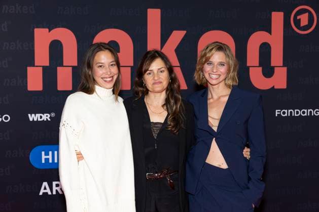 Schauspielerin Svenja JUNG (re.) mit Schauspielerin Malaya Stern TAKEDA (li.) und Regisseurin Bettina OBERLI (mi.), Portraet, Portrait, Halbfigur, freundlich, Lachen, bei der Premiere der ARD WDR TV-Serie ,naked, im Filmpalast Koeln, am 01.10.2025.