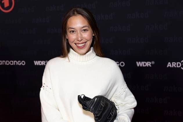 Schauspielerin Malaya Stern TAKEDA (mi.), Portraet, Portrait, Halbfigur, freundlich, Lachen, bei der Premiere der ARD WDR TV-Serie ,naked, im Filmpalast Koeln, am 01.10.2025.
