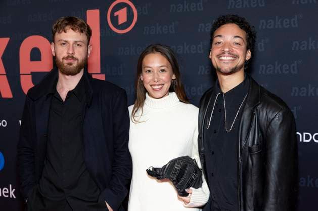 Schauspielerin Malaya Stern TAKEDA (mi.) mit Schauspieler Marco GIANNI (li.) und Schauspieler Aurel MERTZ (re.), Portraet, Portrait, Halbfigur, freundlich, Lachen, bei der Premiere der ARD WDR TV-Serie ,naked, im Filmpalast Koeln, am 01.10.2025.
