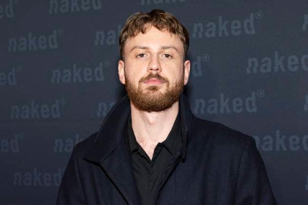 Schauspieler Marco GIANNI (mi.), Portraet, Portrait, ernst, bei der Premiere der ARD WDR TV-Serie ,naked, im Filmpalast Koeln, am 01.10.2025.